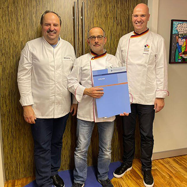 Gerhard Gröber recibe el certificado de sumiller de pan de manos de Johann Lafer y del director de la Academia, Bernd Kütscher.